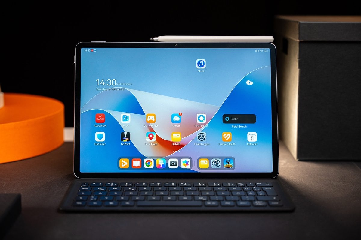 Huawei MatePad Air avec clavier, affichant diverses icônes d'application à l'écran.