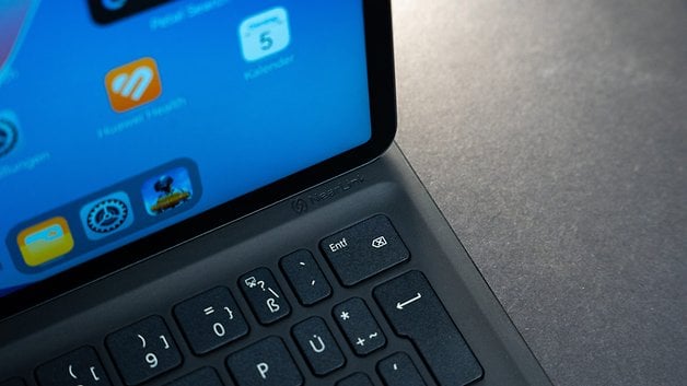 Nahaufnahme eines Huawei MatePad Air-Bildschirms und einer Tastatur mit sichtbaren App-Icons.