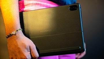 Eine Person hält ein Huawei MatePad 11.5 mit matter Papieroberfläche.