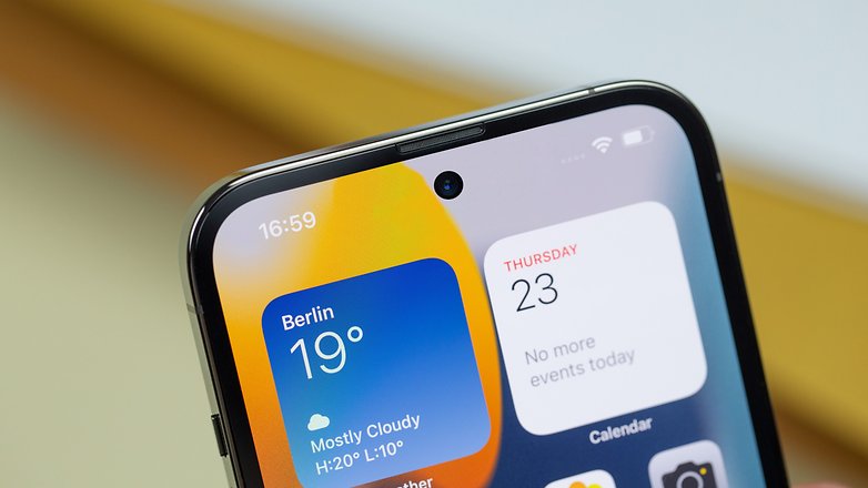 Eine Bildbearbeitung, die das iPhone ohne Notch zeigt.