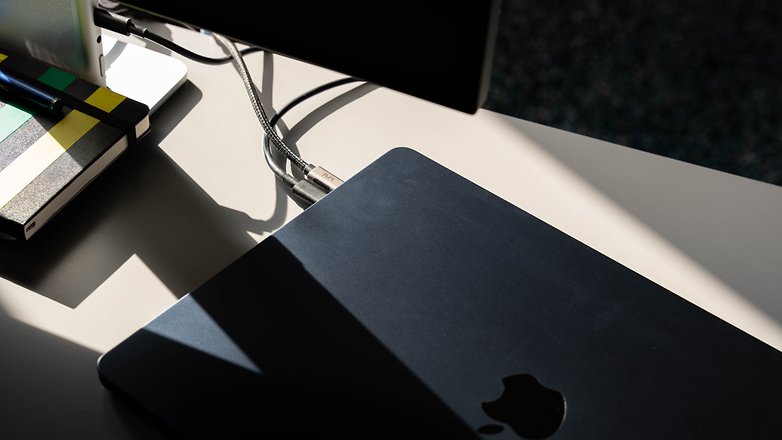 Le MacBook Air M3 raccordé sur ses deux ports USB-C