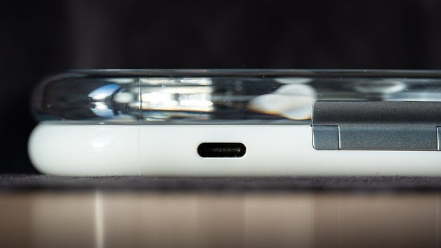 Nahaufnahme des Nothing Ear (open) Ohrhörergehäuses mit USB-C-Anschluss.