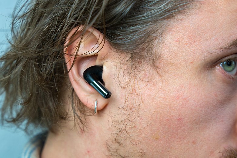 Un écouteur OnePlus Buds Pro 2 dans l'oreille droite du testeur vu de profil