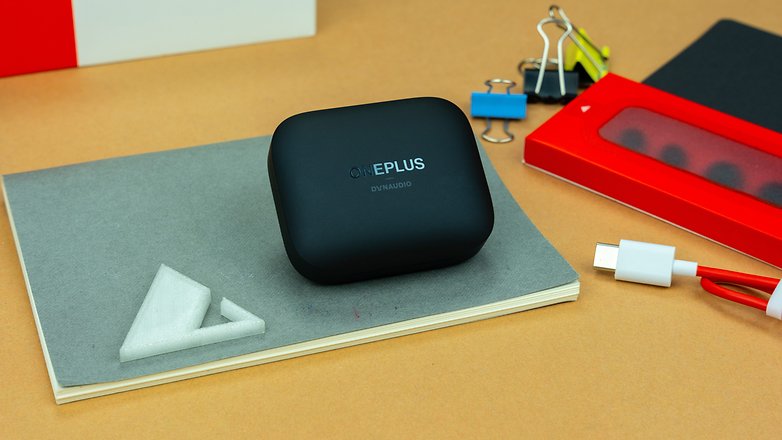 Le boîtier de recharge des OnePlus Buds Pro 2 dans son coloris noir posé sur une table