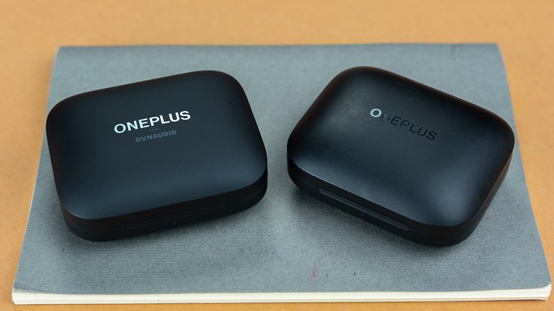 Le boîtier de recharge des OnePlus Buds Pro 2 avec celui des OnePlus Buds Pro à sa droite posés sur une table