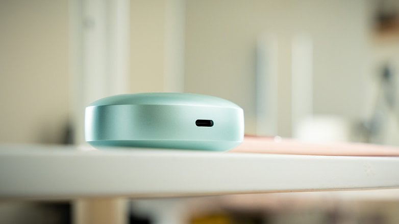 Eine Nahaufnahme des Ladecases der OnePlus Buds 4, das den USB-C-Anschluss zeigt. Eine Nahaufnahme des Ladecases der OnePlus Buds 4, das den USB-C-Anschluss zeigt.