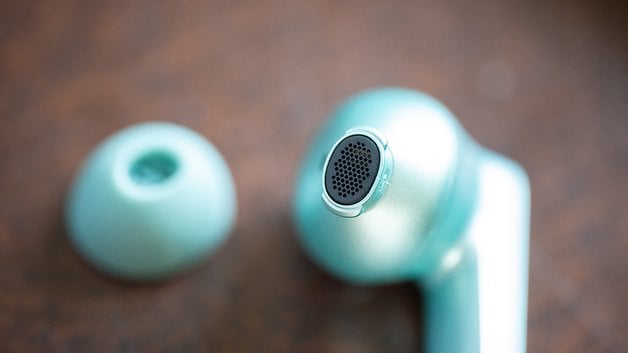 Nahaufnahme der OnePlus Buds 4 Ohrhörer mit abnehmbarem Silikonaufsatz.