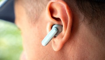 Nahaufnahme eines OnePlus Buds 4 kabellosen Ohrhörers im Ohr.