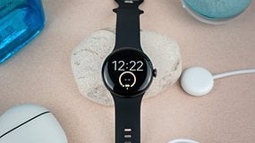 La Google Pixel Watch 2 conserve l'écran Oled de 1,2 pouce, mais bénéficie d'une construction en aluminium plus légère. / © nextpit