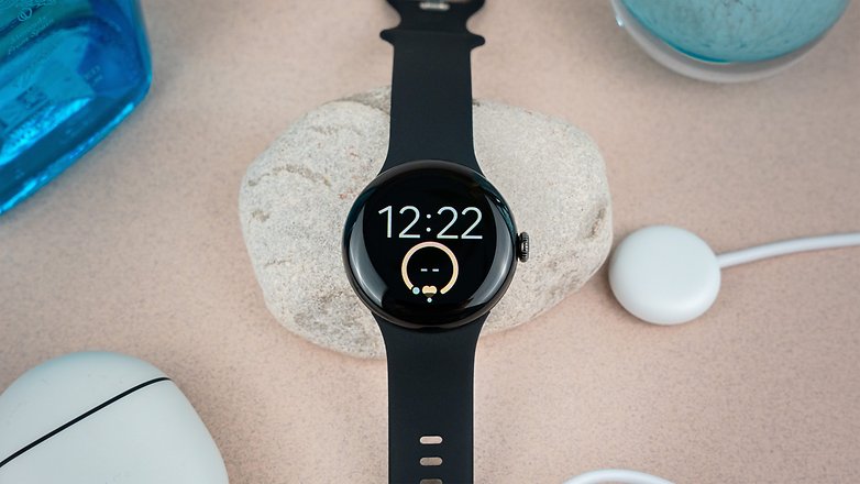 La Google Pixel Watch 2 conserve l'écran Oled de 1,2 pouce, mais bénéficie d'une construction en aluminium plus légère. / © nextpit