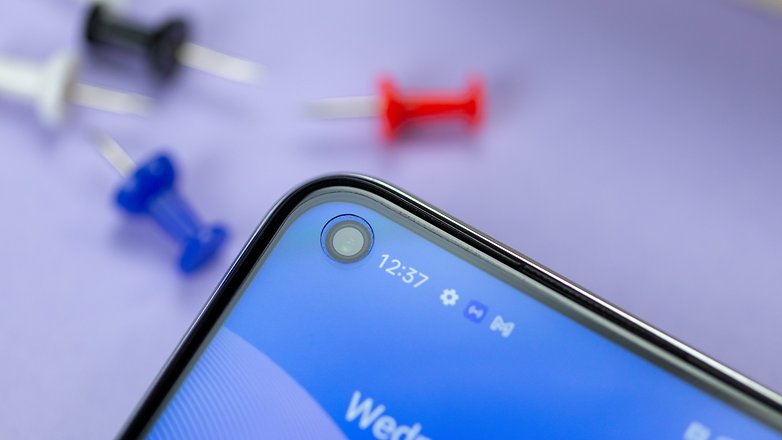 Realme 9 5G Punch Hole close up