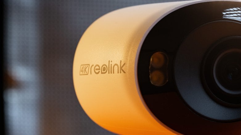 Zoom sur le logo Reolink sur la caméra de surveillance Argus 4 Pro.