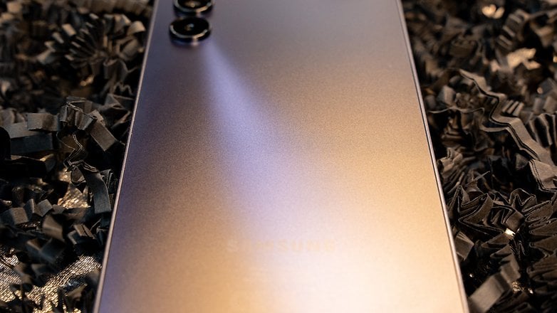Le Samsung Galaxy A15 5G vu de dos avec son coloris qui change selon son exposition à la lumière