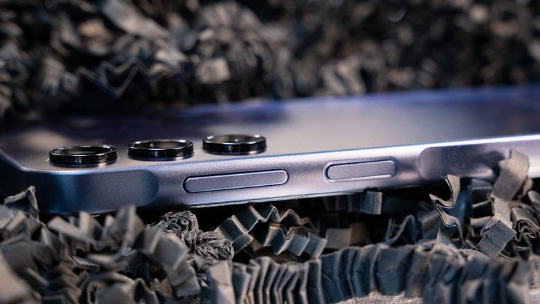 Le Samsung Galaxy A15 5G posé à plat et vu de côté avec son lecteur d'empreintes digitales