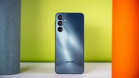 Vue arrière d'un smartphone Samsung Galaxy A16 5G sur un fond coloré.