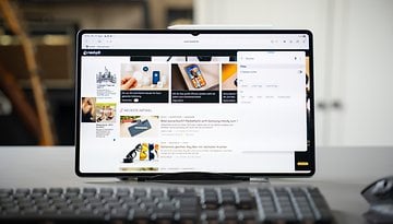 Samsung Galaxy Tab S11 Ultra 5G zeigt eine Website mit verschiedenen Artikeln und einem Suchfilter auf dem Bildschirm.