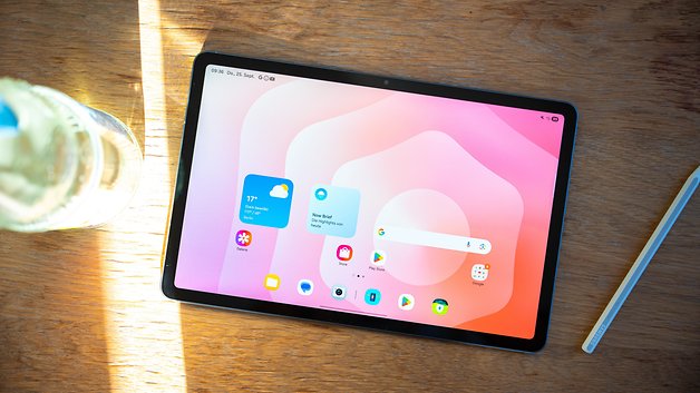 Samsung Galaxy Tab S11 auf einem Holztisch mit einer Wasserflasche und Stylus daneben.