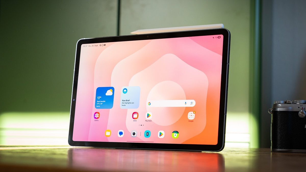 Samsung Galaxy Tab S11 mostrando una interfaz de aplicación colorida sobre una mesa de madera.