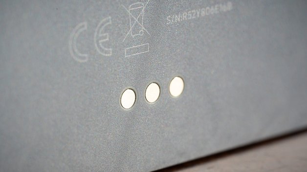 Nahaufnahme des Samsung Galaxy Tab S11 mit drei Kontaktstiften auf einer grauen Oberfläche.