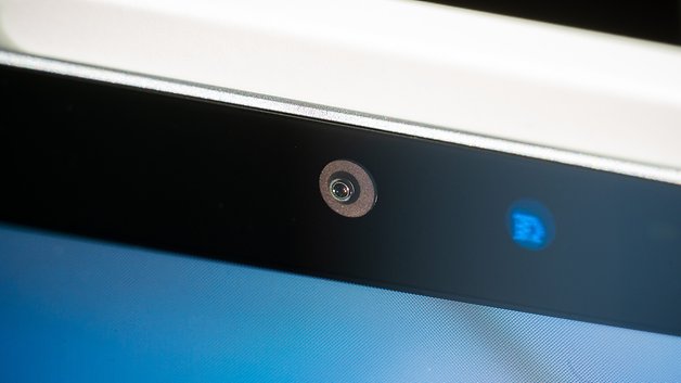 Nahaufnahme der Frontkamera und der Anzeigeleuchte eines Samsung Galaxy Tab S11.