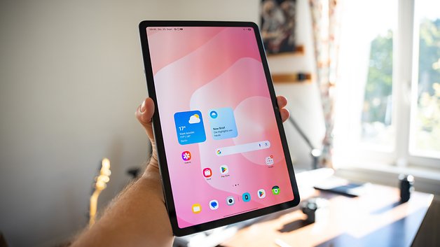 Eine Person hält ein Samsung Galaxy Tab S11, das einen farbenfrohen Startbildschirm anzeigt.