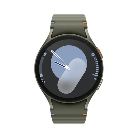 Samsung Galaxy Watch 7 mit rundem Interface, das einen hellblauen Hintergrund und einfache Zeiger zeigt.