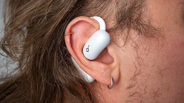 Gros plan d'une personne portant des écouteurs Soundcore Aerofit 2 dans l'oreille.