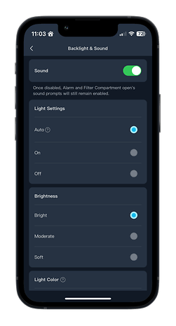 Einstellungsbildschirm für den SwitchBot-Luftreiniger mit Optionen für Ton, Licht, Helligkeit und Lichtfarbe.