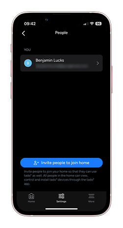 Application tado° affichant la section 'Personnes' avec l'utilisateur 'Benjamin Lucks' et l'option d'invitation.