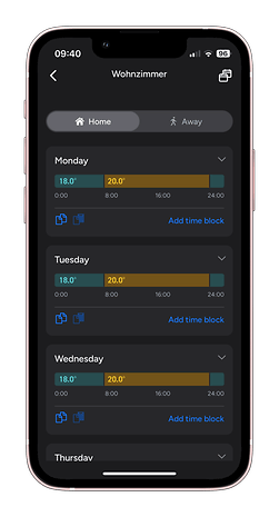 Smartphone-Bildschirm zeigt einen wöchentlichen Zeitplan für Temperatureinstellungen im Wohnzimmer.