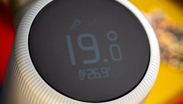 Nahaufnahme eines tado-x Thermostats, das 19,0 °C und 26,9 °C anzeigt.