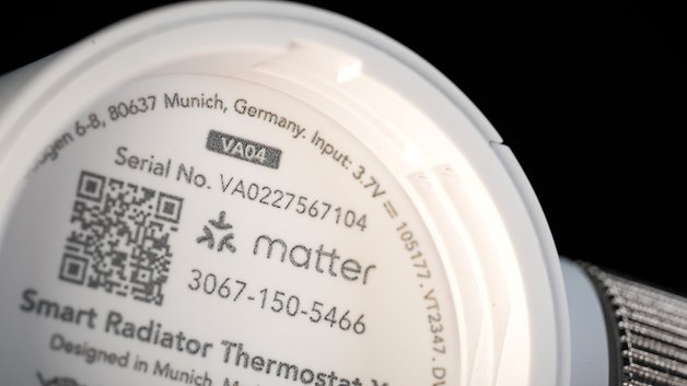 Nahaufnahme eines Etiketts eines intelligenten Heizkörperthermostats mit Seriennummer und QR-Code.