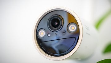 Nahaufnahme einer Tapo C460 Sicherheitskamera mit Objektiv und LED-Anzeigen.