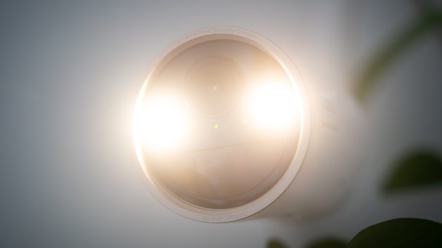 Nahaufnahme eines Tapo C460 Überwachungskameraobjektivs mit reflektierenden Lichtern.