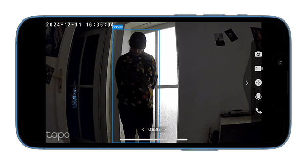 Eine Tapo-Kameraansicht zeigt eine Person, die an einem Fenster steht, Zeitstempel 2024-12-11 16:35:00.