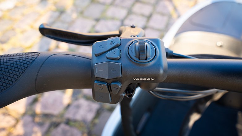 Nahaufnahme der Steuerelemente des Lenkers eines Terran T1 Pro Elektroscooters.