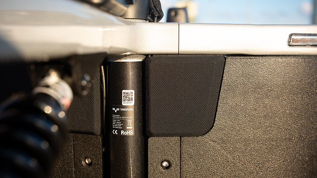 Nahaufnahme eines Terran T1 Pro-Komponenten mit QR-Code und Branding auf einer schwarzen Oberfläche.