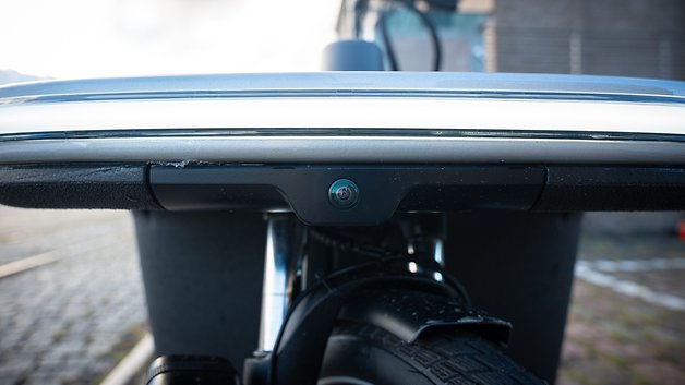 Nahaufnahme einer Kamera, die an der Unterseite eines Fahrzeugs montiert ist, mit verschwommenem Hintergrund.
