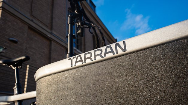 Nahaufnahme eines Fahrradrahmens mit dem Wort 'TARRAN', das deutlich sichtbar ist.