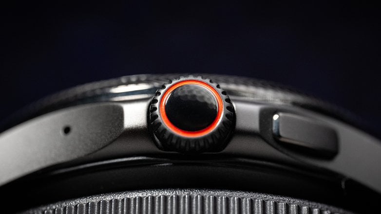 The crown is located on the right edge of the case for precise and convenient control.