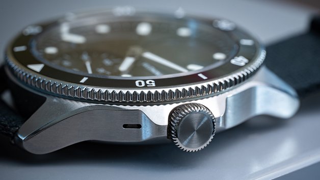 Nahaufnahme der Withings ScanWatch Nova, die das Edelstahlgehäuse und das schwarze Armband zeigt.