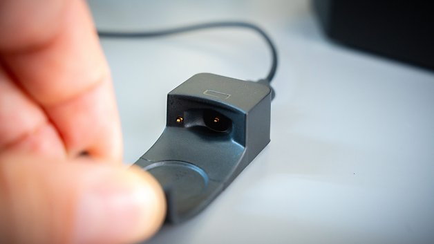 Nahaufnahme einer schwarzen Ladestation für die Withings ScanWatch Nova.