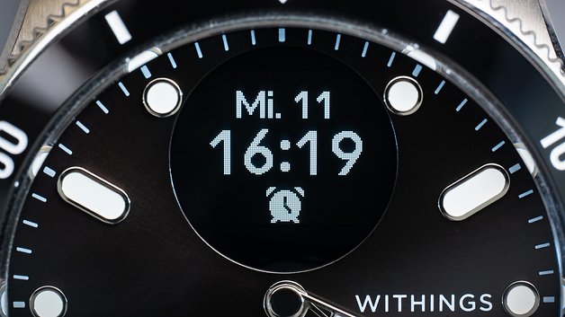 Nahaufnahme einer Withings ScanWatch Nova, die die Uhrzeit 16:19 und das Datum Mi. 11 anzeigt.