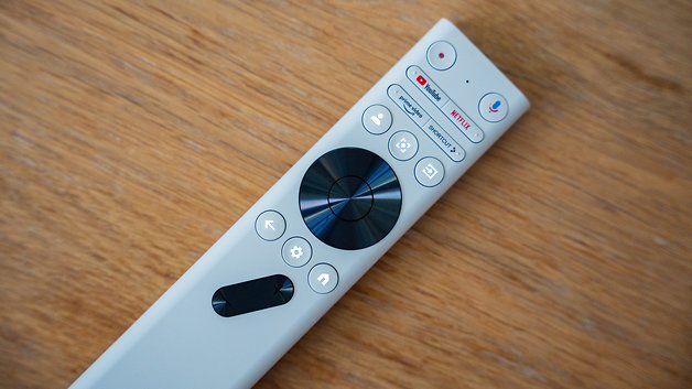 Eine Fernbedienung für den XGIMI Mogo 4 mit Tasten für Netflix, YouTube und Sprachaktivierung.