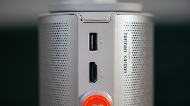 Nahaufnahme eines Geräts mit USB- und HDMI-Anschlüssen, beschriftet 'harman kardon'.