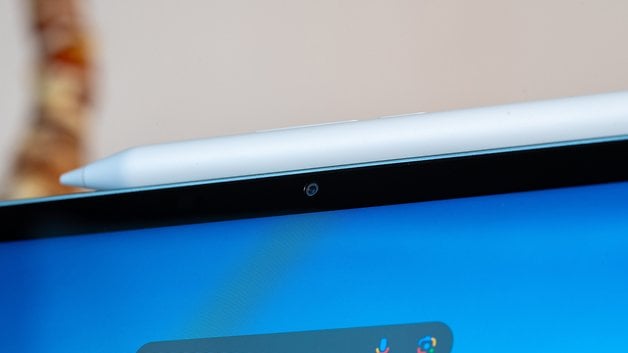 Close-up of a Xiaomi Pad 7 with a stylus resting on the edge and a camera visible on the screen.