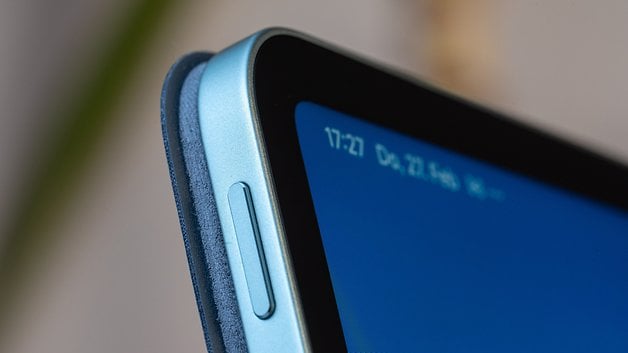 Close-up of Xiaomi Pad 7 with a blue frame and screen showing time and date.