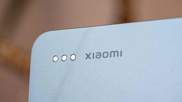 Close-up of a Xiaomi Pad 7 with the logo and its three indicator lights.