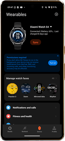 Bildschirm der Xiaomi Watch S4 zeigt den Akku bei 65%, zuletzt vor 8 Tagen aufgeladen, sowie verschiedene Zifferblätter.