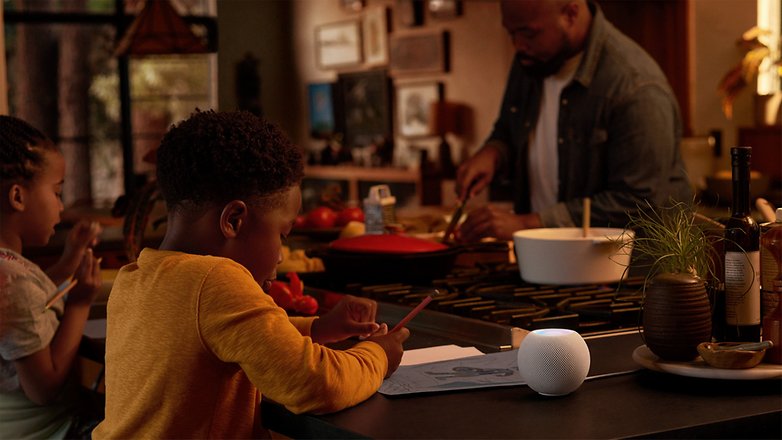 Der HomePod mini ist schön auffällig in Eurem Wohnzimmer.